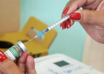 Vacina contra gripe administrada junto a outras vacinas do calendário