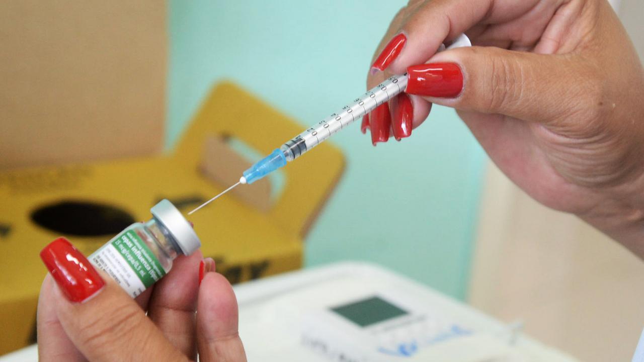 Vacina contra gripe administrada junto a outras vacinas do calendário