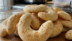 Chipa paraguaia: receita fácil, crocante por fora e macia por dentro