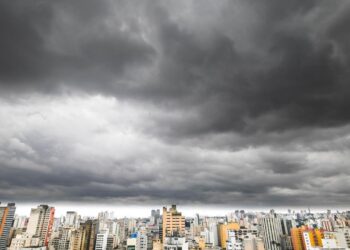 Defesa Civil de Campinas orienta a população a acompanhar os alertas oficiais, evitar áreas alagadas e não permanecer sob árvores durante as chuvas