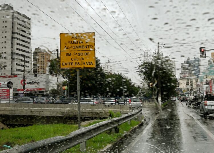 Possibilidade de chuva intensa com raios e rajadas de vento em Campinas