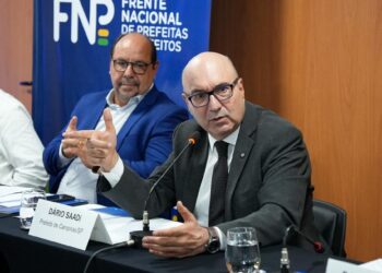 Prefeito Dário Saadi durante reunião da Comissão de Saúde da FNP