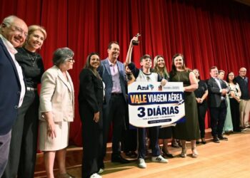 Cerimônia premiou 17 alunos da rede municipal de Campinas, teatro lotado