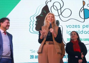 secretária de Educação falando em evento do projeto Vozes