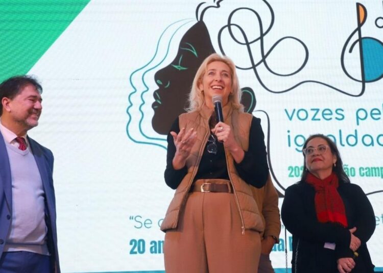 secretária de Educação falando em evento do projeto Vozes