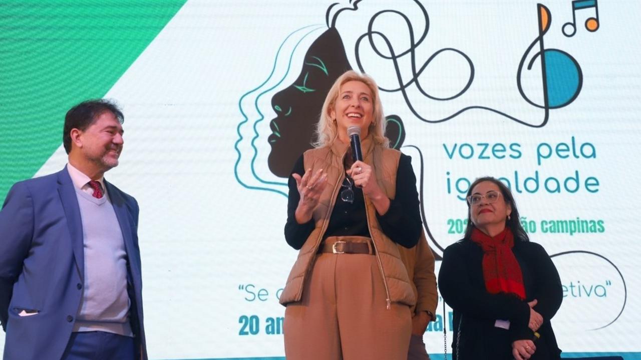secretária de Educação falando em evento do projeto Vozes
