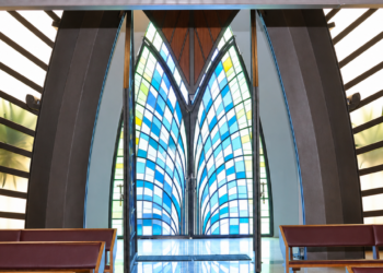 Palestras, workshops e apresentações práticas sobre arquitetura e espaço litúrgico em evento religioso