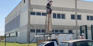 CPFL faz instalação de postes padrão nos prédios anexos ao Paço Municipal