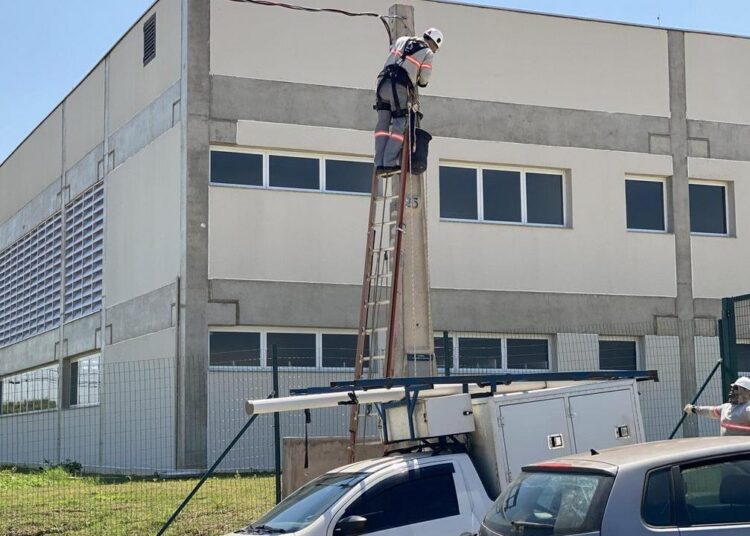 CPFL faz instalação de postes padrão nos prédios anexos ao Paço Municipal
