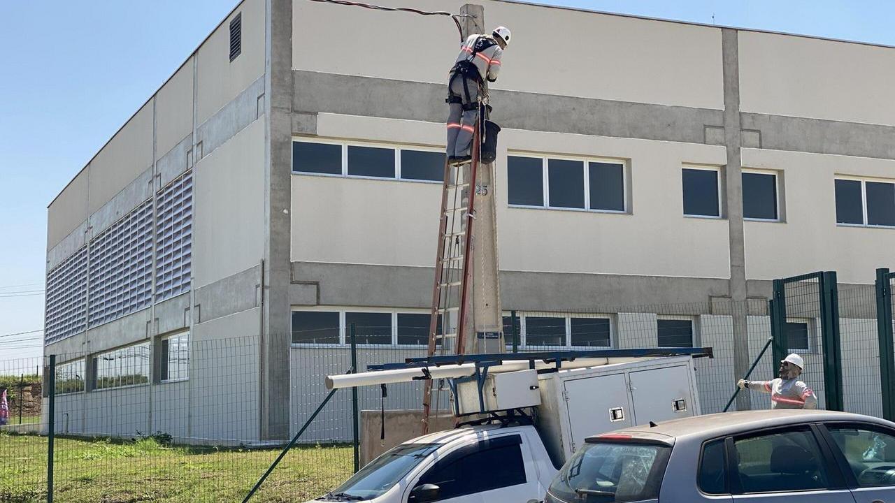 CPFL faz instalação de postes padrão nos prédios anexos ao Paço Municipal