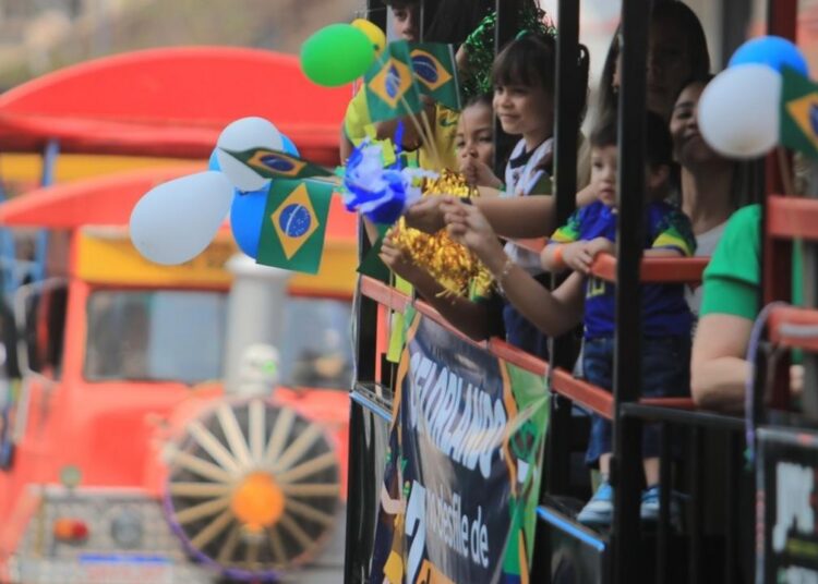 Desfile na avenida Francisco Glicério no Centro de Campinas