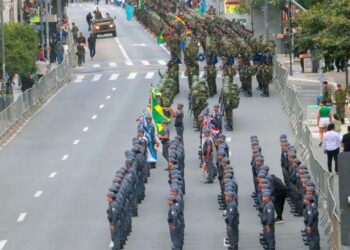Equipes da Emdec organizando trânsito e orientando usuários no desfile