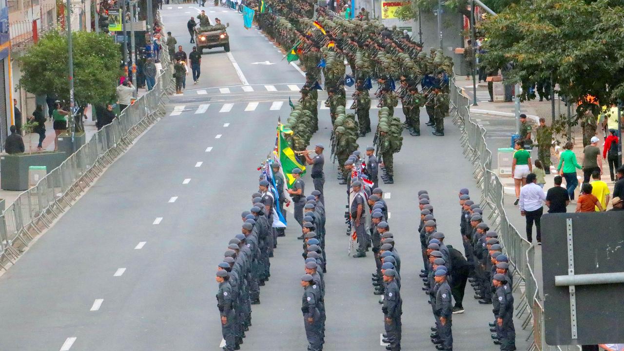 Equipes da Emdec organizando trânsito e orientando usuários no desfile