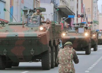 Desfile aberto pelo Exército com destaque para forças de segurança e instituições públicas
