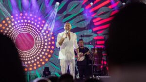 Diogo Nogueira reúne milhares em show no A Poderosa