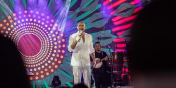 Diogo Nogueira reúne milhares de pessoas em apresentação no Centro de Eventos A Poderosa