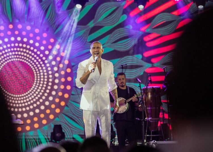 Diogo Nogueira reúne milhares de pessoas em apresentação no Centro de Eventos A Poderosa
