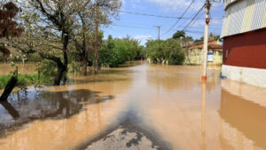 Rio Capivari sobe e deixa Monte Mor em estado de atenção após chuvas na região