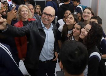 Prefeito e secretária de Educação interagem com alunos na abertura do evento