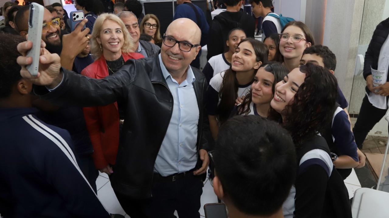 Prefeito e secretária de Educação interagem com alunos na abertura do evento
