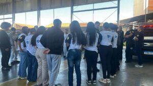 Estudantes visitam sede da GM de Hortolândia
