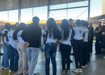 Estudantes da Emef Taquara Branca visitam sede da GM