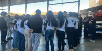 Estudantes da Emef Taquara Branca visitam sede da GM