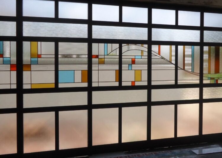 Exemplo de vitral e mostra no Galleria Shopping