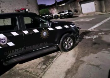 Carro, duas motos, entorpecentes, caderno com anotações e ferramentas apreendidos em operação policial