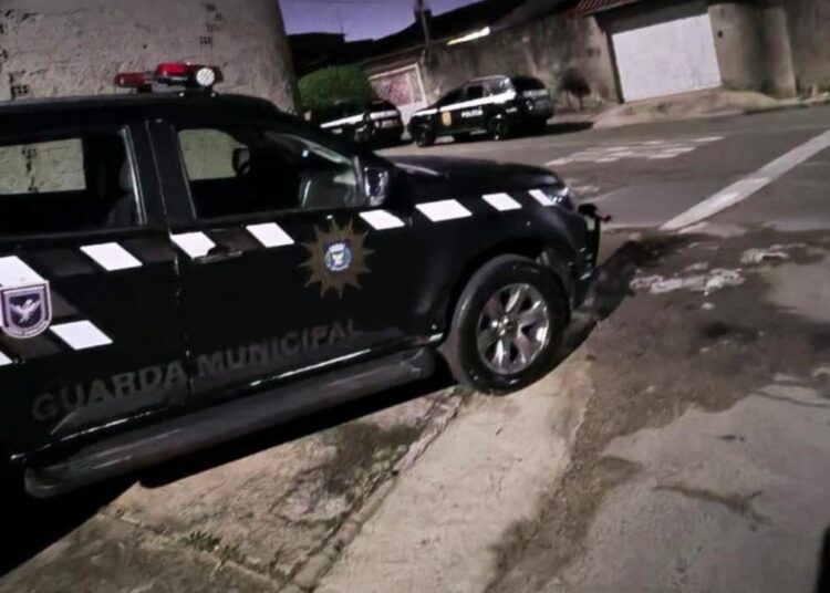 Carro, duas motos, entorpecentes, caderno com anotações e ferramentas apreendidos em operação policial