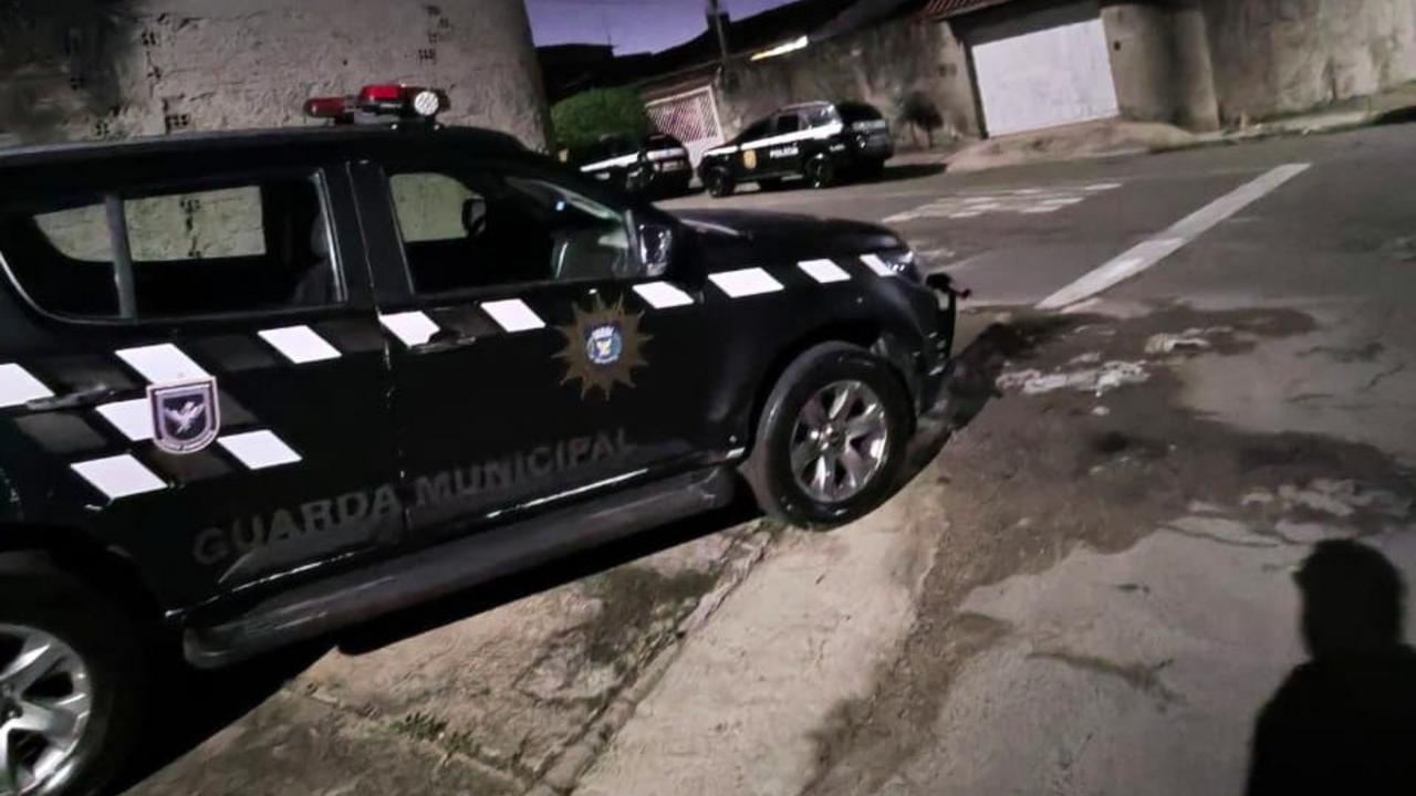 Carro, duas motos, entorpecentes, caderno com anotações e ferramentas apreendidos em operação policial