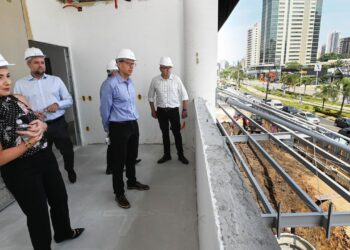 Construção na avenida José de Souza Campos com equipe durante visita
