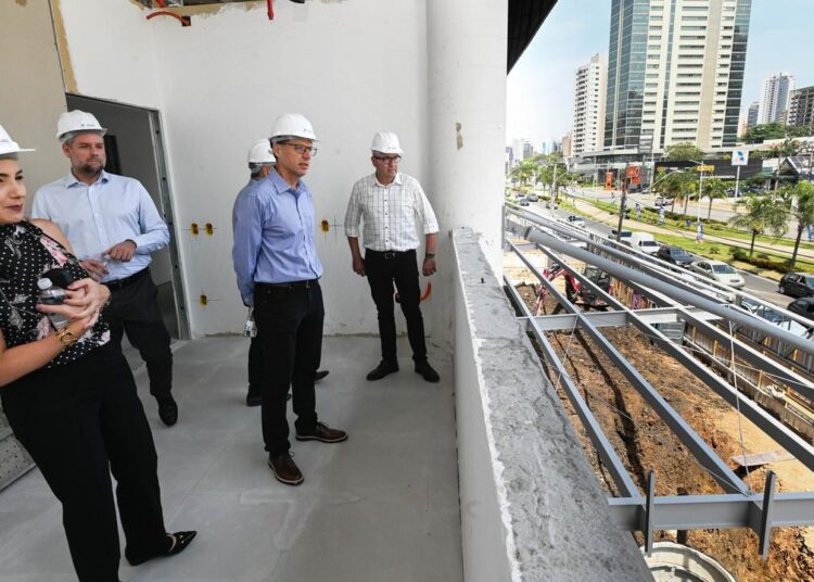 Construção na avenida José de Souza Campos com equipe durante visita