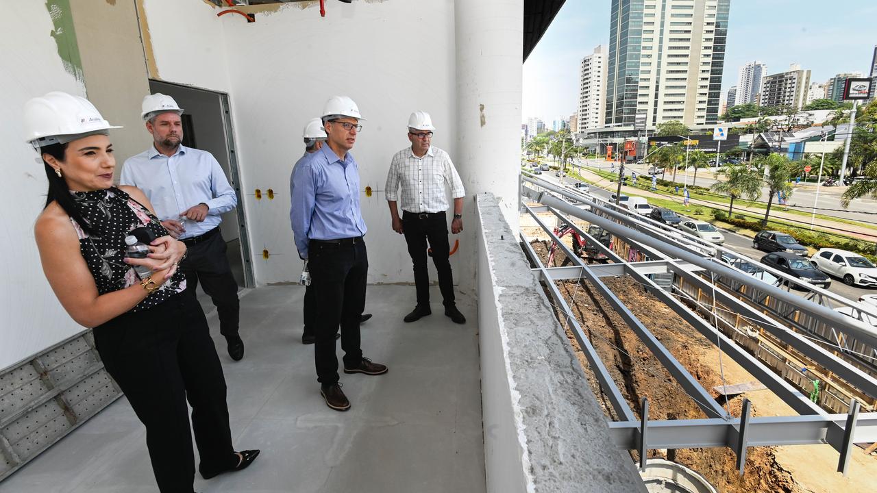 Construção na avenida José de Souza Campos com equipe durante visita