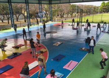 Aula de ginástica no Centro Esportivo Tancredo Neves