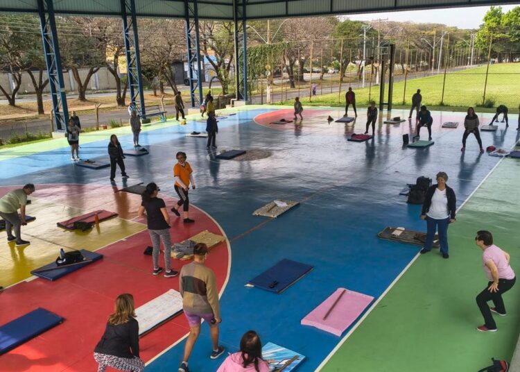 Aula de ginástica no Centro Esportivo Tancredo Neves
