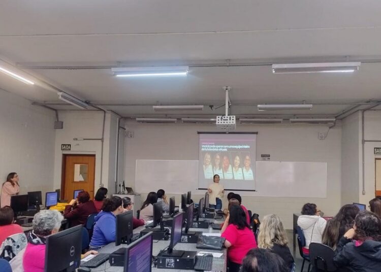 Mulheres empreendedoras participando de oficina sobre inteligência artificial na Faculdade Anhanguera