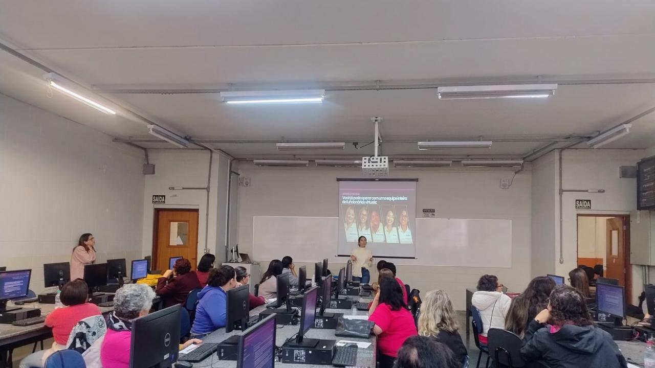 Mulheres empreendedoras participando de oficina sobre inteligência artificial na Faculdade Anhanguera
