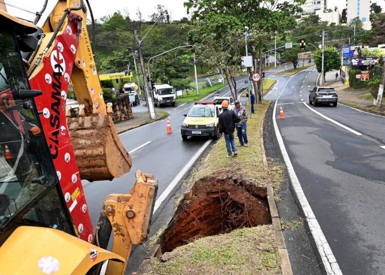 Faixa de rolamento parcialmente interditada para reparo em galeria pluvial na avenida Marechal Rondon