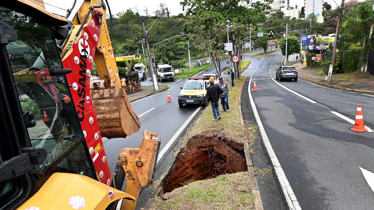 Faixa de rolamento parcialmente interditada para reparo em galeria pluvial na avenida Marechal Rondon