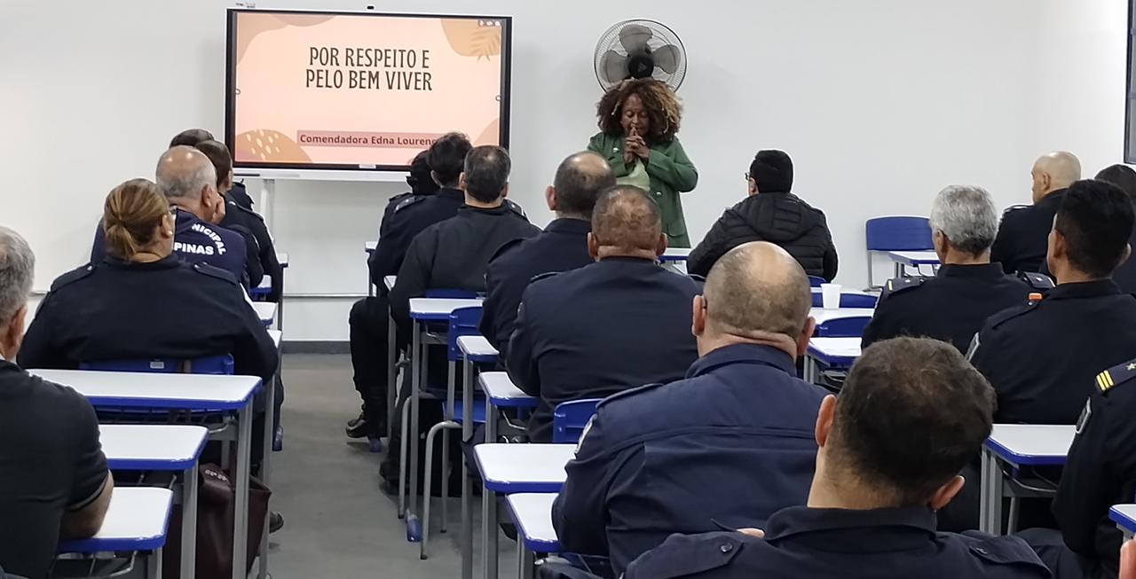 Formação anual da Guarda Municipal de Campinas durante palestra