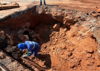 Equipes fazem reparos em galeria de água pluvial no Jardim Icaraí e lavagem com desinfetante em praças do Centro