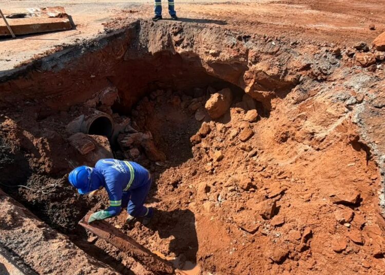 Equipes fazem reparos em galeria de água pluvial no Jardim Icaraí e lavagem com desinfetante em praças do Centro