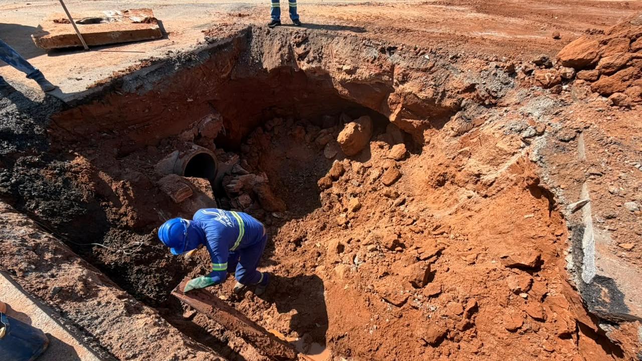 Equipes fazem reparos em galeria de água pluvial no Jardim Icaraí e lavagem com desinfetante em praças do Centro