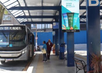 Passageiros embarcando na linha 254 que atende cerca de 800 usuários diários