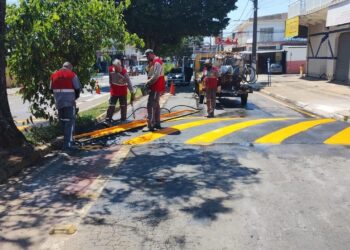 Lombadas são implantadas na Rua Cora Coralina, após solicitação de moradores do Jardim Amanda