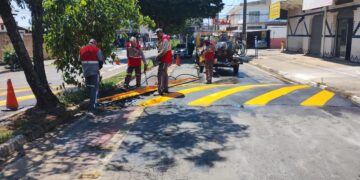 Lombadas são implantadas na Rua Cora Coralina, após solicitação de moradores do Jardim Amanda