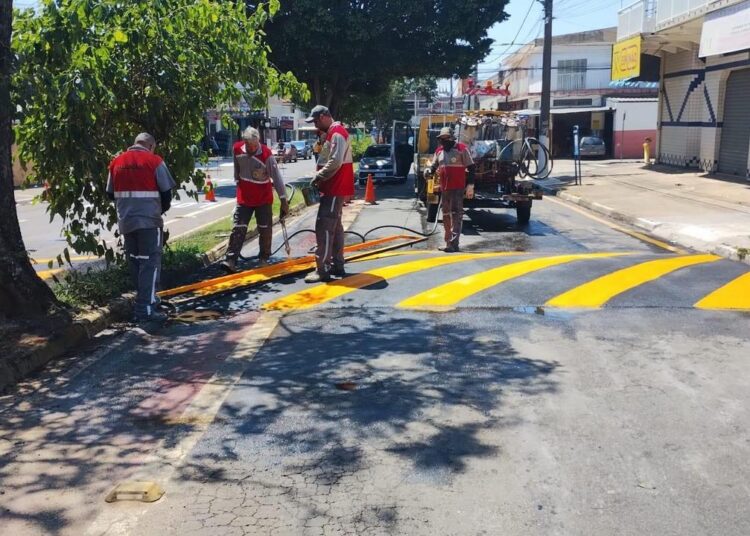 Lombadas são implantadas na Rua Cora Coralina, após solicitação de moradores do Jardim Amanda