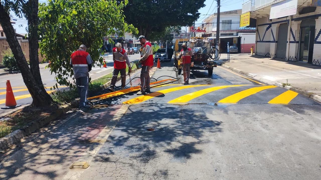 Lombadas são implantadas na Rua Cora Coralina, após solicitação de moradores do Jardim Amanda