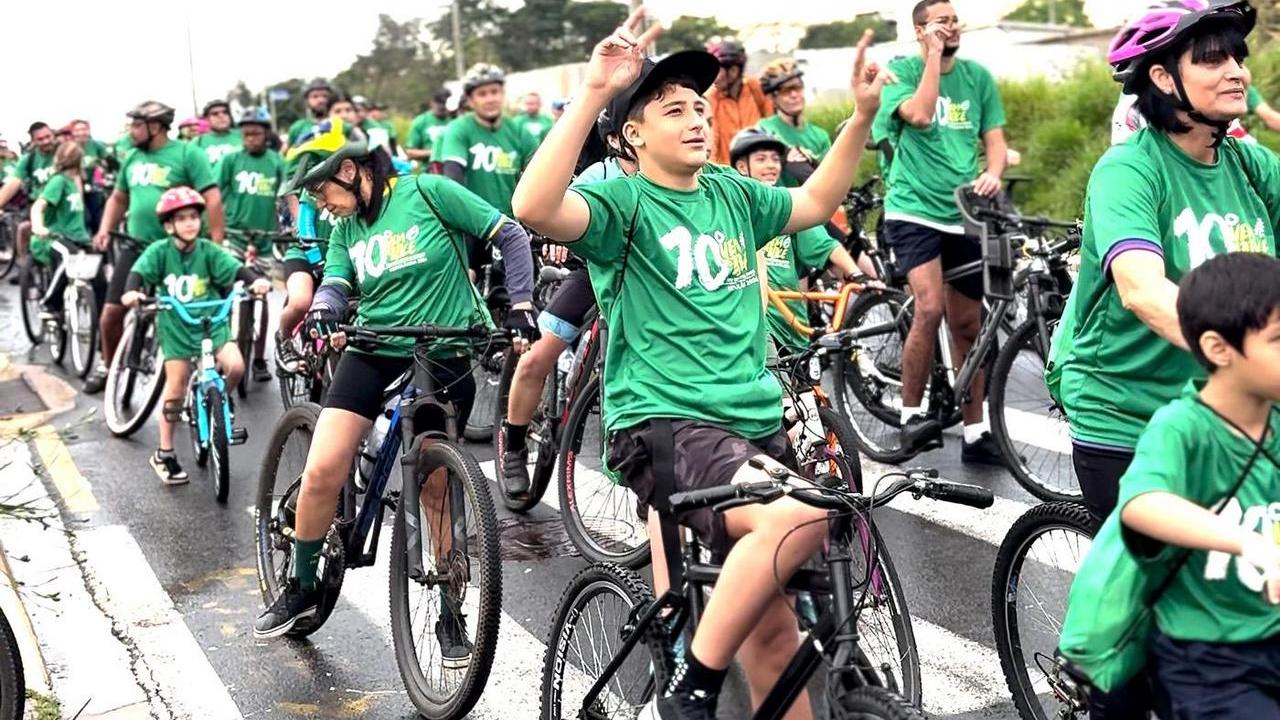 Mais de mil participantes do “Vem de Bike” deste domingo (20/09) lotaram as ruas do percurso